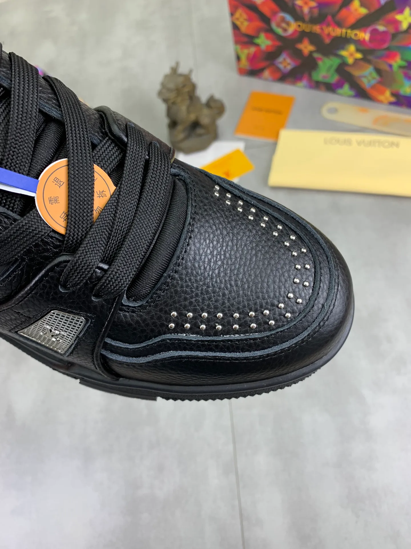 Men's shoes 💰P600 New style 💰💎💎Latest color High version 2025Louis*Vuitto* LV Traine Catwalk TRAINER outsole and fabric private model A shoe that definitely costs a lot of money and effort. This series was designed after the arrival of Vifgil. It is favored by many fans every season. Original TPU outsole Original packaging Men's size: 38-45 (46 can be customized) Color: black and white optional (available from stock, super fast delivery)